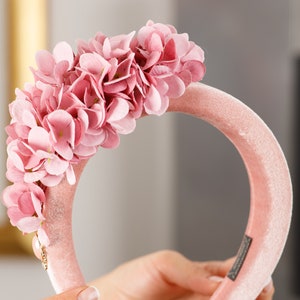 Blush Pink Fascinator Samt gepolstertes Stirnband Blumen Halo blass erröten Damen Hüte für die Hochzeit Fascinator Hüte für Frauen rosa Hortensie Hüte Bild 5