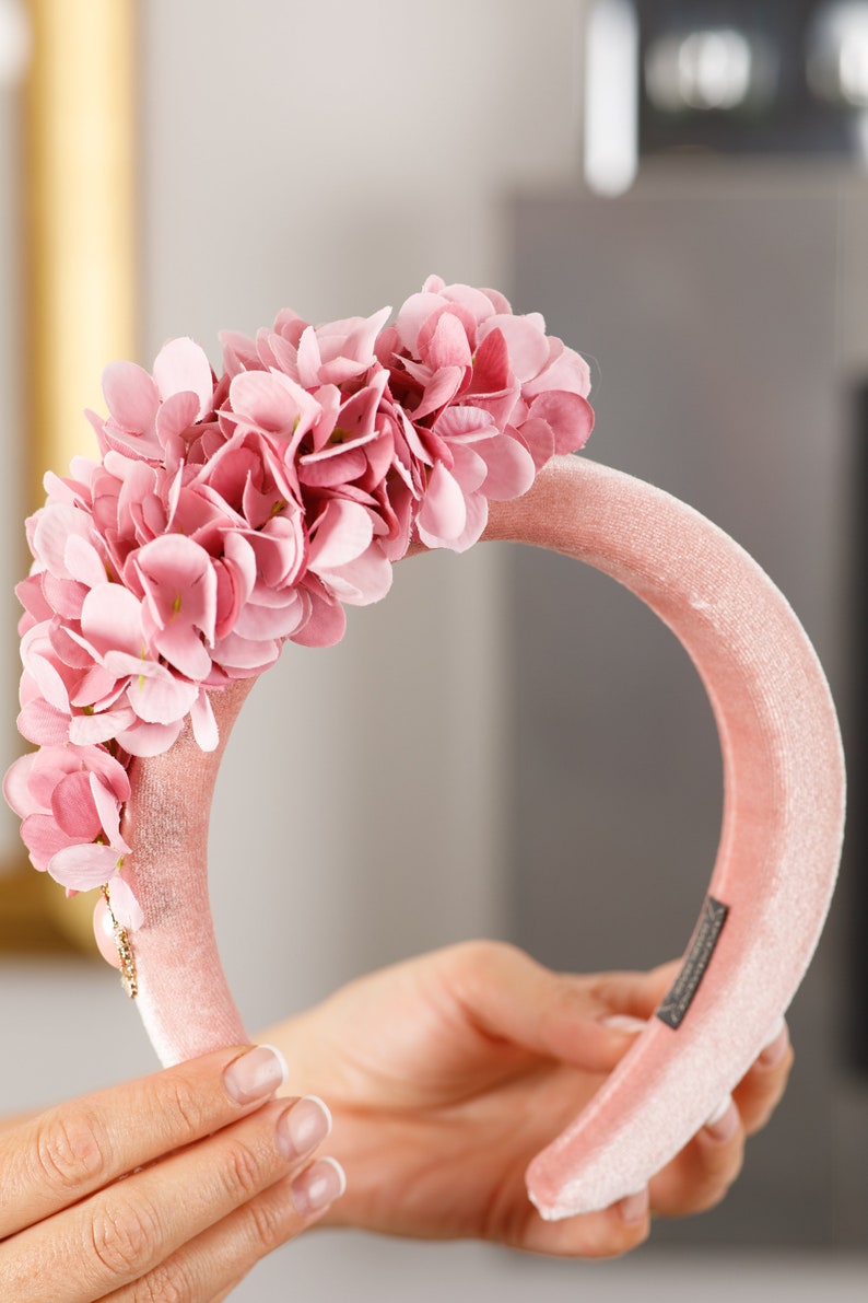 Blush Pink Fascinator Samt gepolstertes Stirnband Blumen Halo blass erröten Damen Hüte für die Hochzeit Fascinator Hüte für Frauen rosa Hortensie Hüte Bild 5