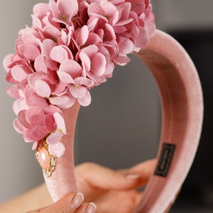 Blush Pink Fascinator Samt gepolstertes Stirnband Blumen Halo blass erröten Damen Hüte für die Hochzeit Fascinator Hüte für Frauen rosa Hortensie Hüte Bild 2