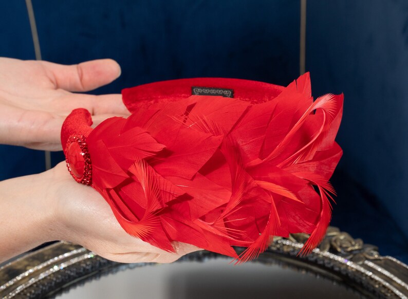 Chapeau fascinateur rouge pour femme Mini chapeaux fascinateurs bibi chapeau Derby du Kentucky moderne bibi plume plume bandeau invité mariage image 7