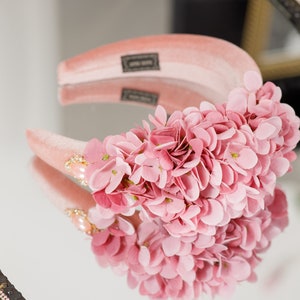 Blush Pink Fascinator Samt gepolstertes Stirnband Blumen Halo blass erröten Damen Hüte für die Hochzeit Fascinator Hüte für Frauen rosa Hortensie Hüte Bild 1