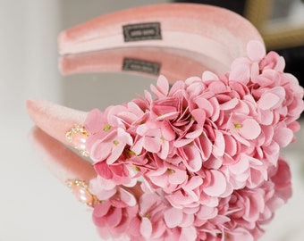 Blush Pink fascinator Terciopelo acolchado diadema flores Halo pálido rubor Sombreros de damas para boda Sombreros fascinadores para mujeres sombreros de hortensia rosa