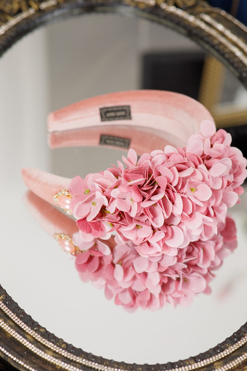 Blush Pink Fascinator Samt gepolstertes Stirnband Blumen Halo blass erröten Damen Hüte für die Hochzeit Fascinator Hüte für Frauen rosa Hortensie Hüte Bild 1