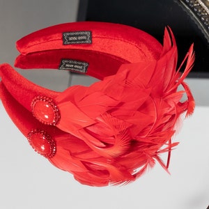 Chapeau fascinateur rouge pour femme Mini chapeaux fascinateurs bibi chapeau Derby du Kentucky moderne bibi plume plume bandeau invité mariage image 3