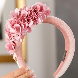 Blush Pink Fascinator Samt gepolstertes Stirnband Blumen Halo blass erröten Damen Hüte für die Hochzeit Fascinator Hüte für Frauen rosa Hortensie Hüte Bild 4