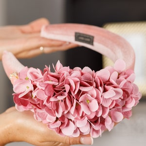 Blush Pink Fascinator Samt gepolstertes Stirnband Blumen Halo blass erröten Damen Hüte für die Hochzeit Fascinator Hüte für Frauen rosa Hortensie Hüte Bild 8