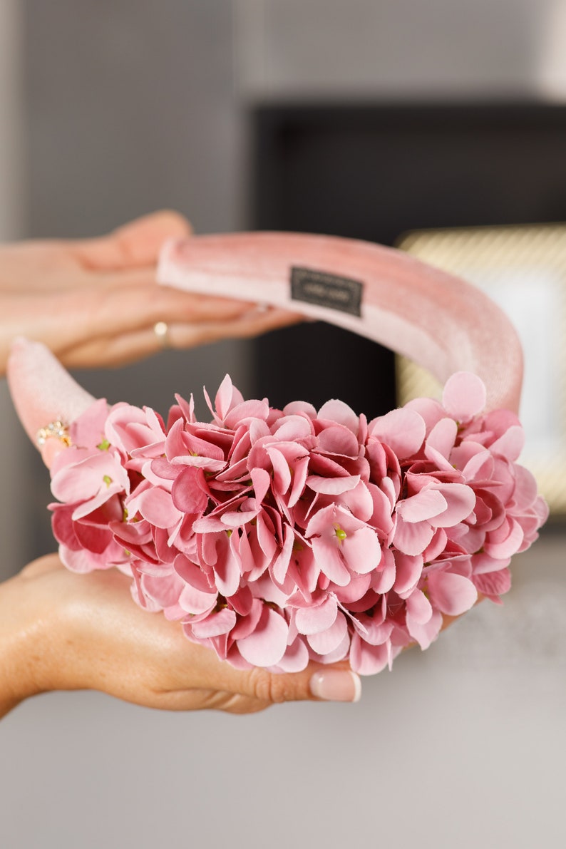 Blush Pink Fascinator Samt gepolstertes Stirnband Blumen Halo blass erröten Damen Hüte für die Hochzeit Fascinator Hüte für Frauen rosa Hortensie Hüte Bild 8