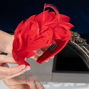 Chapeau fascinateur rouge pour femme Mini chapeaux fascinateurs bibi chapeau Derby du Kentucky moderne bibi plume plume bandeau invité mariage image 2