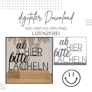 Könnte beinhalten: Schwarz-weißes Schild mit dem Text "ab hier bitte lachen" auf einem Holzsockel. Das Schild ist ein digitaler Download und ist lizenzfrei.