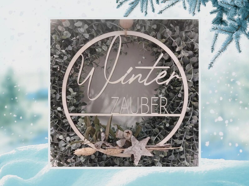 Pu&ograve; includere: Una ghirlanda di legno con un cerchio di verde e un cartello che dice "Winter Zauber".