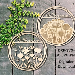 Op de afbeelding: Twee houten cirkels met het woord "Willkommen" erop. Elke cirkel heeft een ander ontwerp van gestileerde bloemen. De tekst "DXF-SVG-GC-JPG-PNG Digitaler Download" staat onder de cirkels.