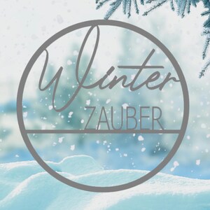 Pu&ograve; includere: Un cerchio grigio con il testo "Winter Zauber" in un font bianco corsivo su uno sfondo innevato.