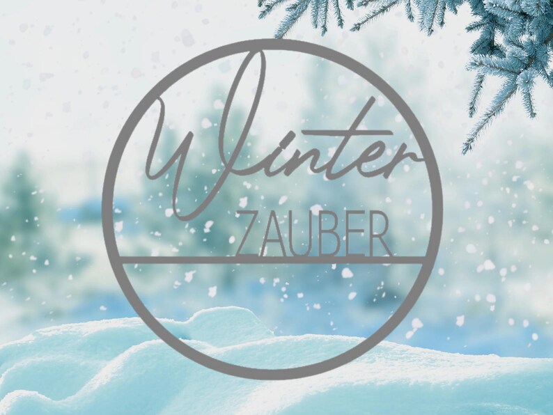 Pu&ograve; includere: Un cerchio grigio con il testo "Winter Zauber" in un font bianco corsivo su uno sfondo innevato.