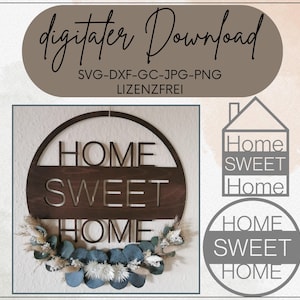 Könnte beinhalten: Ein rundes Holzschild mit dem Text "Home Sweet Home" und einem Kranz aus Eukalyptusblättern und weißen Blüten. Das Schild befindet sich auf einem hellbraunen Hintergrund.