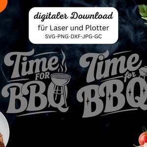 Könnte beinhalten: Ein digitaler Download-Grafik mit dem Text "Time for BBQ" in einer stilisierten Schriftart, mit einer Grill-Illustration. Das Bild enthält den Text "digitaler Download für Laser und Plotter SVG-PNG-DXF-JPG-GC". Der Hintergrund ist dunkel mit einem rauchigen Effekt.