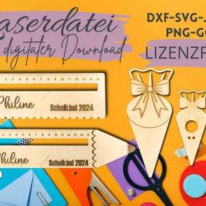 Könnte beinhalten: Zwei Holzlinealvorlagen mit dem Text "Philine Schulkind 2024" und einer Bleistiftform. Zwei Holzkegelformen mit einer Schleife oben. Der Hintergrund ist eine gelbe Oberfläche mit verschiedenen Bastelutensilien.