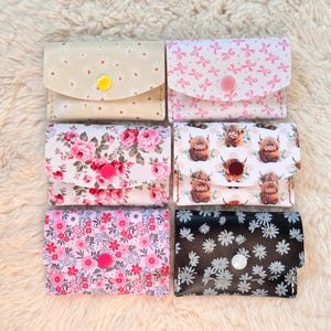 Cartera para tarjetas cosida a mano de piel sintética con compartimento y ranura para tarjetas, hecha a mano, con estampado floral de vaca