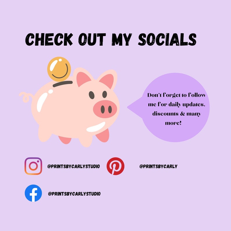 Puede incluir: Una alcanc&iacute;a rosa en forma de cerdo con una moneda sonriente en la parte superior, con un globo de di&aacute;logo que dice "No olvides seguirme para obtener actualizaciones diarias, descuentos y mucho m&aacute;s!" e iconos de redes sociales con los nombres de usuario @PRINTSBYCARLYSTUDIO y @PRINTSBYCARLY.