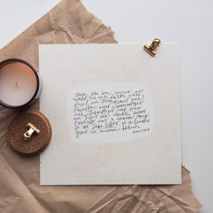 Könnte beinhalten: Eine weiße Karte mit schwarzem handschriftlichem Text. Der Text lautet "denn ich bin gewiss der weder toe noch Lisen, waer Engelwch Fomentimer noch Gewaffen, weder Gegenwärtiger mah Tiefer nach irgend lutt anderer mah Zukünffiger, wever ther uns n rcheiden ugnay von der Liebe Jesu ist, unserem Herm." Die Karte liegt auf einer braunen Papieroberfläche.