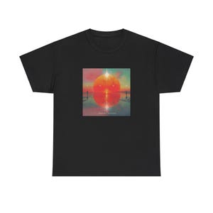 Puede incluir: Camiseta negra con un gráfico de un sol rojo poniéndose sobre una masa de agua. El gráfico incluye el texto "IOOM" en letras blancas. El texto "Imagine Dragons" está impreso debajo del gráfico.