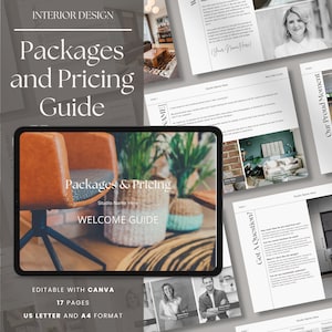 Può includere: Una guida digitale per pacchetti e prezzi di interior design. La guida è visualizzata su un tablet con una sedia in pelle marrone e piante verdi sullo sfondo. Il testo sul tablet recita "Packages & Pricing" e "Welcome Guide". La guida è modificabile con Canva e include 17 pagine in formato US Letter e A4.