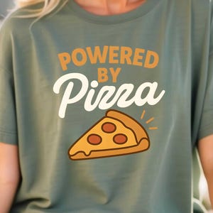 Powered by Pizza - Druckbares transparentes PNG Design für T-Shirts, Sublimation, kommerzielle Nutzung, digitaler Download Print on Demand Projekte Art
