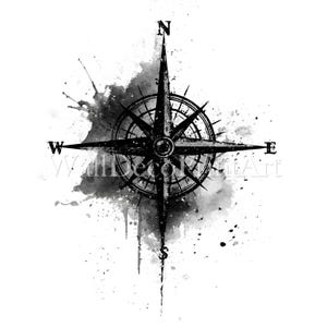 Könnte beinhalten: Schwarz-Weiß-Kompassrose-Illustration mit Aquarelleffekt. Der Kompass zeigt nach Norden, Süden, Osten und Westen. Der Hintergrund zeigt einen dunkelgrauen Aquarellspritzer mit dem Text "WallDecorArt".