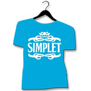 Peut inclure: Un t-shirt bleu avec une couronne blanche et le mot "SIMPLET" imprimé sur le devant.