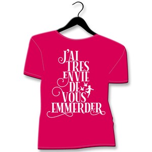 Może przedstawiać: R&oacute;żowy T-shirt z białym nadrukiem "J'ai tres envie de vous emmerder" i małym białym wzorem wr&oacute;żki.