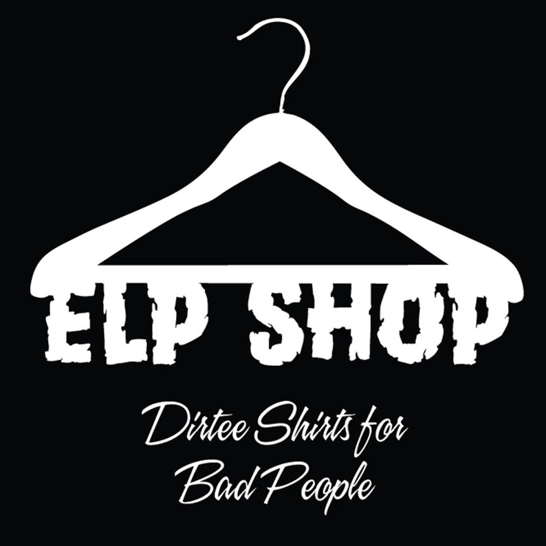 Pu&ograve; includere: Silhouette bianca di un appendiabiti con il testo "ELP SHOP" sotto. Il testo "Dirtee Shirts for Bad People" &egrave; sotto l'appendiabiti.