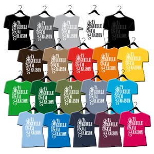 Puede incluir: Una colecci&oacute;n de 18 camisetas de varios colores, cada una con un dise&ntilde;o gr&aacute;fico blanco con el texto "TA GUEULE J'AI RAISON". Las camisetas se muestran en perchas sobre un fondo blanco.