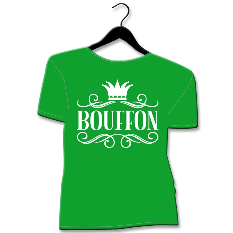 Op de afbeelding: Groen T-shirt met een witte kroon en het woord "BOUFFON" in een decoratief lettertype.