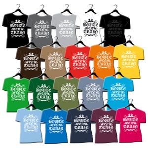 Pu&ograve; includere: Una collezione di 18 t-shirt di vari colori, ciascuna con un design grafico bianco con il testo "BOUTE WENH TRAIN" in un font stilizzato.