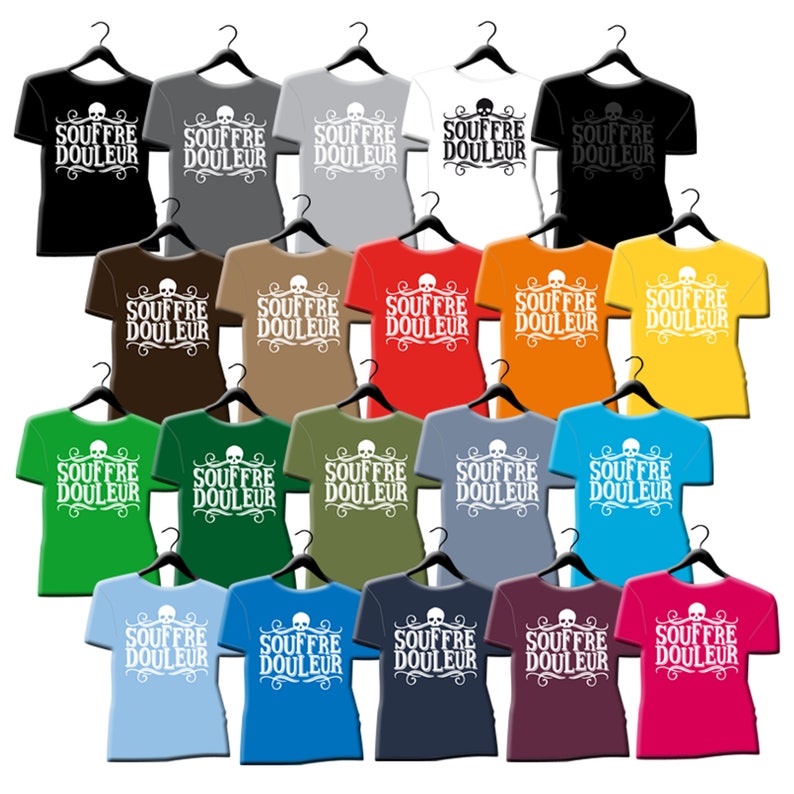 K&ouml;nnte beinhalten: Eine Sammlung von 20 T-Shirts in verschiedenen Farben, jedes mit einem wei&szlig;en Totenkopf und dem Text "SOUFFRE DOULEUR" in einer dekorativen Schrift.