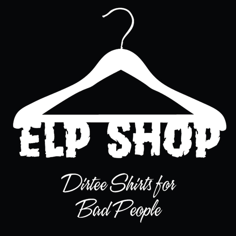 Może przedstawiać: Biała sylwetka wieszaka z tekstem "ELP SHOP" pod spodem. Tekst "Dirtee Shirts for Bad People" znajduje się pod wieszakiem.
