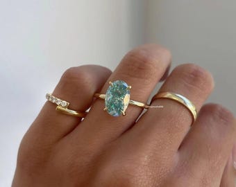 グリーンモアッサナイトのエンゲージリング：隠れたハロー、14Kソリッドゴールドの結婚指輪