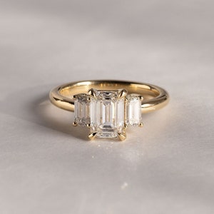 2.5 CT Emerald Cut Moissanite Three Stone Ring Side Emerald Cut Unique Engagement Ring Art Deco wedding Ring Anniversary Gifts/Ring For Her