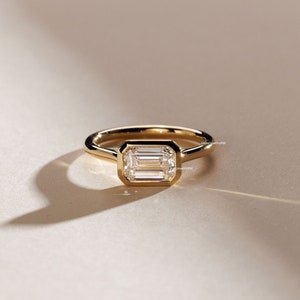 Anillo de compromiso solitario con diamante cultivado en laboratorio de talla esmeralda de 1,5 ct, engaste de este a oeste en oro macizo de 14 k, regalo de aniversario.