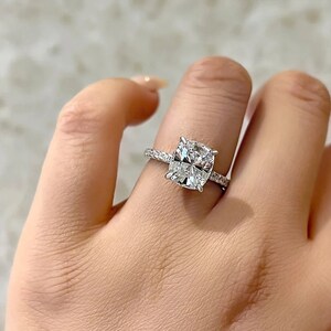 2 Karat Kissenschliff Moissanite Verlobungsring, 14k Solid Gold Jubiläumsgeschenk, Versteckter Halo-Ehering mit Pave-Band, Versprechensring