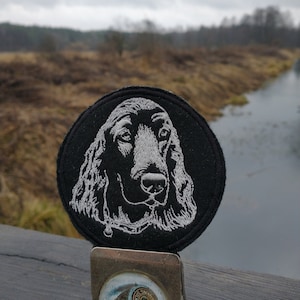 Spaniel Hund Bügelbild: Black & White gestickte Applikation (80 mm)