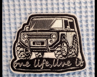 Naszywka do prasowania z motywem samochodu terenowego 4x4: haftowana aplikacja