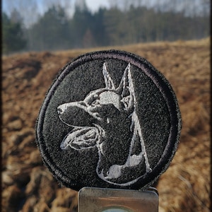 Dobermann Hund Bügelbild DIY Stickerei, gestickte Applikation Abzeichen von Nalla&#39;s Designs
