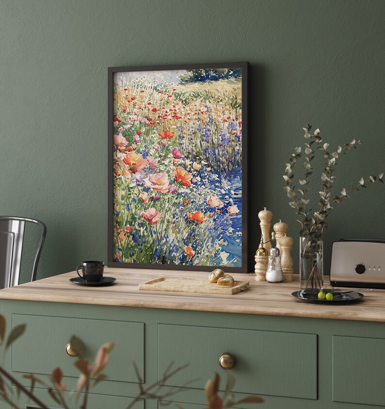 Pode incluir: Uma pintura em aquarela emoldurada que representa um campo de flores silvestres em tons de rosa, vermelho e azul. As flores est&atilde;o dispostas em um padr&atilde;o solto e natural, e o fundo &eacute; um verde suave e desfocado.