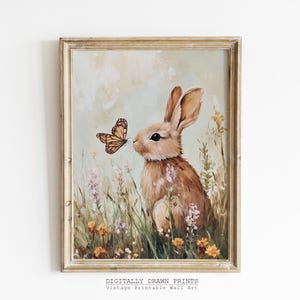 Pode incluir: Uma pintura de um coelho castanho sentado em um campo de flores silvestres. Uma borboleta com asas laranja e pretas voa perto do nariz do coelho.