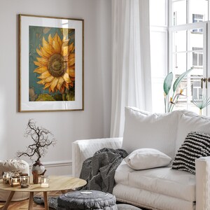 K&ouml;nnte beinhalten: Ein wei&szlig;es Sofa mit einer Wolldecke und Kissen in einem Wohnzimmer mit einem gerahmten Sonnenblumenbild, einem kleinen Tisch mit Kerzen und einem grauen Hocker.