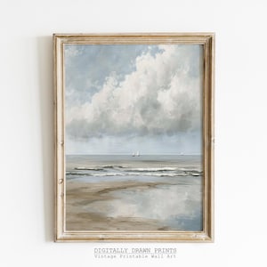 Op de afbeelding: Een ingelijste vintage prent van een zeegezicht. Het kunstwerk toont een bewolkte lucht boven een kalme oceaan met drie zeilboten. Het strand is zichtbaar op de voorgrond, met het water dat de lucht weerspiegelt. De lijst is licht van kleur en van natuurlijk hout.