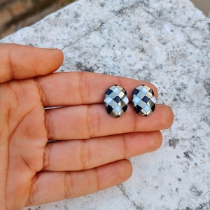 Par de cabochões de opala xadrez, ônix e pirita: pedra oval de 12 x 16 mm