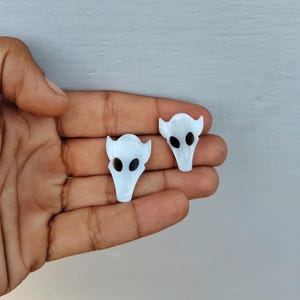 Mother of Pearl Wolf Head Cabochon: Black Onyx Eye Gemstone (16x24mm)