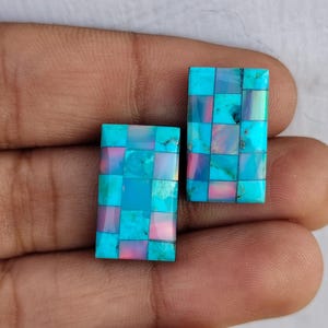 Peut inclure: Deux cabochons rectangulaires turquoise avec un motif en mosaïque de petits carrés turquoise. Les cabochons ont un léger éclat iridescent.