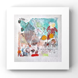 Può includere: Opera d'arte astratta a tecnica mista in una cornice bianca. L'opera presenta una composizione colorata con varie forme, trame e colori, tra cui arancione, rosso, blu e verde. Il pezzo ha un aspetto a strati con pennellate visibili ed elementi scritti a mano.